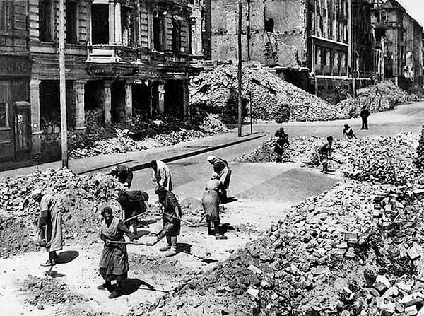 4. Alman halkı savaş sonrası şehrin yıkıntılarını temizlerken. (1945)