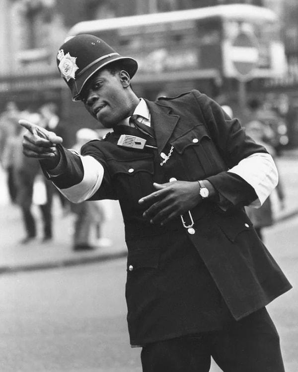 14. Londra'nın ilk siyahi polis memuru PC Norwell Roberts, Charing Cross İstasyonu yakınında görev başındayken çekilmiş bir fotoğraf. (1968)