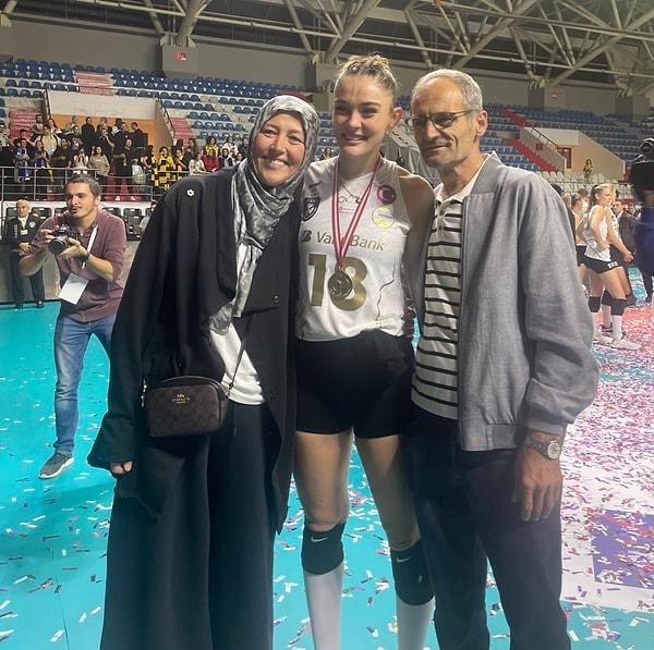 Şampiyon olan kızlarını yalnız bırakmayan Zehra Güneş'in anne ve babasının gurur dolu pozu ise sosyal medyanın kalbini eritti.