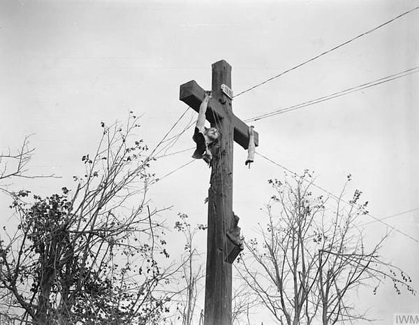 15. 1918 yılında, elektrik tellerinin yardımıyla ayakta kalan zarar görmüş bir İsalı haç👇