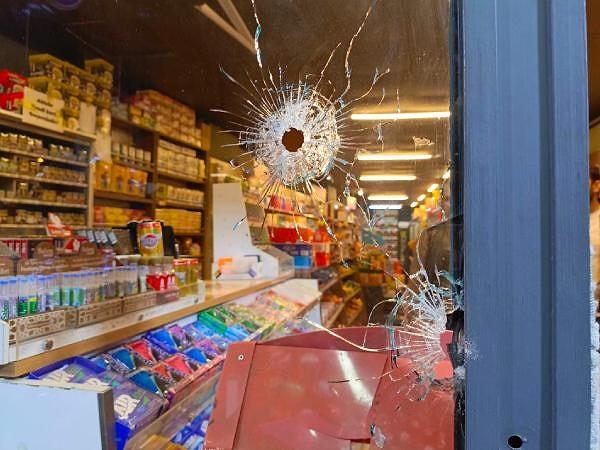 Yaşanan saldırıda ölü ve yaralı olmazken markete isabet eden kurşunlar içeride bulunan market ürünlerine ve camlara zarar verdi.