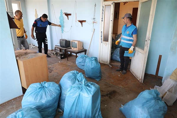 Komşuları ise kadının maddi durumunun iyi olduğunu ancak bir başına olduğunu belirtti.