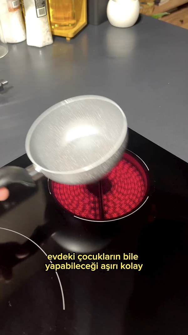 Yaparken de "Evdeki çocukların bile kolaylıkla yapacağı" demeyi ihmal etmemiş!