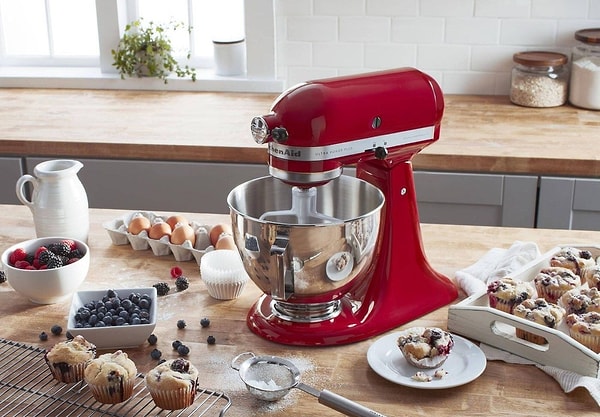 10. Evinizin baş şefi olarak en güzel lezzetleri beraber kolayca yaratabileceğiniz mutfaktaki baş yardımcınız Kitchenaid stand mikser.