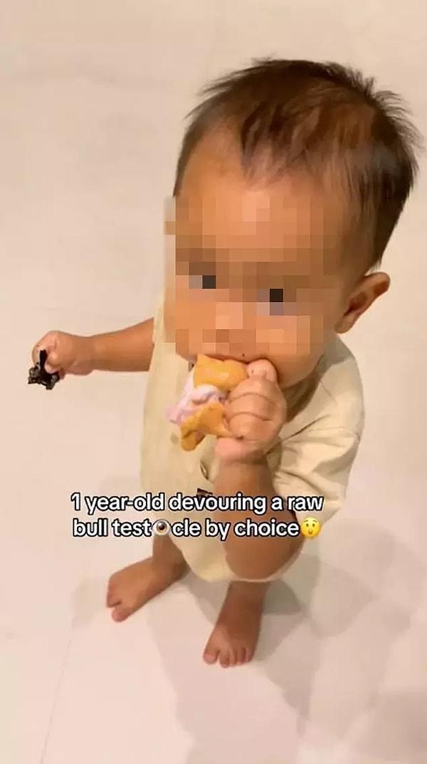 Çiğ kırmızı et yemeye çoktan alışan 1 yaşındaki çocuk, şimdilerde babasının "sağlıklı" olduğu konusunda ısrarcı olduğu boğa testisini yemeye başladı.