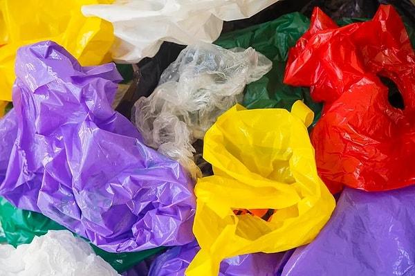 12. Plastik poşetlerinizi atmak yerine temiz ve sağlam olanları ihtiyacı olanlara verebilirsiniz.