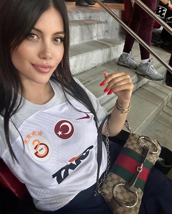 Galatasaray taraftarının yengesi haline gelen Wanda Nara'nın ünlü futbolcu Mauro Icardi'nin eşi ve menajeri olduğunu bilmeyen, duymayan kalmamıştır diye düşünüyoruz.