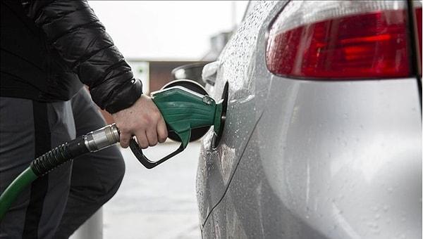 Sık sık benzin ve akaryakıt fiyatlarına gelen zamlar benzin ve akaryakıt satışlarını da etkiledi. Bir ayda satışlar yüzde 9 düştü ve buna ek olarak pazartesi günü benzine yeni bir zam bekleniyor.