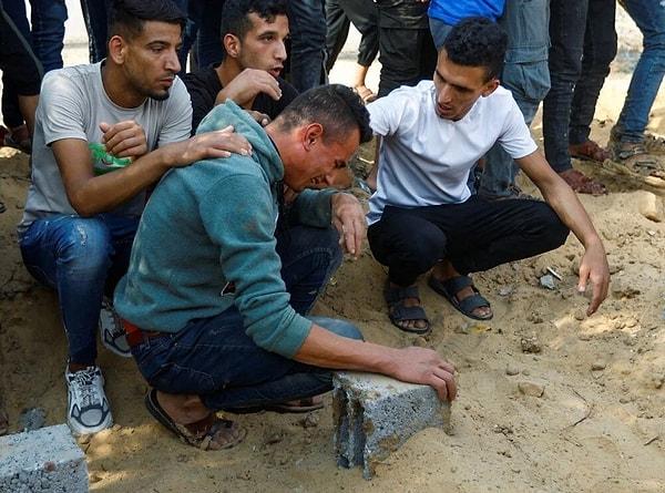 Gazze'deki Sağlık Bakanlığı, İsrail'in saldırılarında Gazze'de 614'ü çocuk 1900 kişinin öldüğünü duyurdu. Ağır bombardıman altındaki Gazze'de hastaneler ve morglarda artık yer kalmadı. Şüheda Aksa Hastanesi'nde cenazeler dondurma dolablarına konuyor.