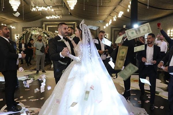 Şanlıurfa Büyükşehir Belediye Başkanı Zeynel Abidin Beyazgül'ün kıydığı nikah töreninde, türkücü Latif Doğan ile sıra gecesi ekibi sahne aldı.