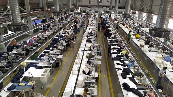 Türkiye tekstil sektörü hem ihracatın can damarlarındandır hem de dünyada birçok ülkeyle uzun yıllardır rekabet halindedir. Ancak Türkiye'de gelişen dünyaya ayak uyduramayan imalat sanayi, özellikle de tekstil sektörü son yıllarda enflasyon, döviz kurları içinde değişen dünya konjonktüründe de zarar görürken, bunun acısını emek yoğun şekilde çalışan maaşlarıyla gidermenin derdinde.