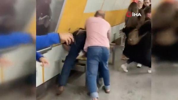 Vatandaşlar metronun içerisinde saldırganı linç etmeye çalıştılar. Şişli-Mecidiyeköy durağına gelince saldırgan vatandaşlar tarafından aşağı indirildi.