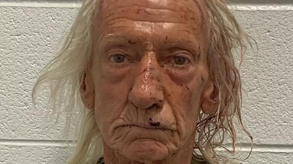 71 yaşındaki Joseph Czuba, iki ülke arasındaki savaş nedeniyle komşuları Filistin asıllı Amerikalı ailenin evini basarak bıçakla terör estirdi.