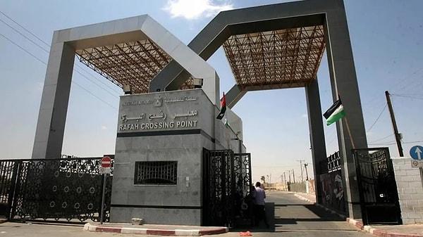 Reuters haber ajansı, ABD, İsrail ve Mısır’ın Refah Sınır Kapısı'nın yeniden açılmasıyla aynı zamana denk gelecek şekilde Gazze'nin güneyinde yerel saatle sabah 9'da başlayacak bir ateşkes üzerinde anlaşmaya vardığını duyurdu.