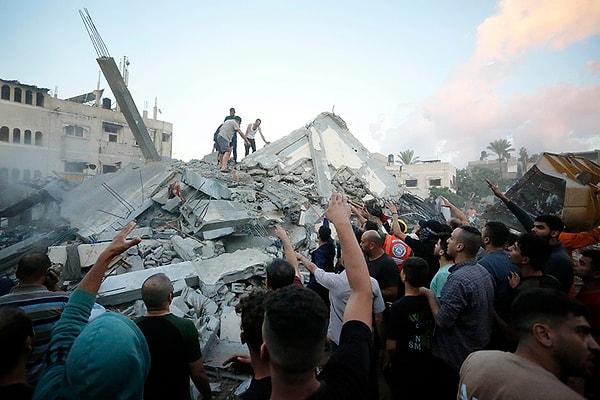 Gazze'deki Sağlık Bakanlığından yapılan yazılı açıklamaya göre de son 24 saatte 235 kişi daha hayatını kaybetti. Toplam can kaybı 2 bin 670'e, yaralı sayısı da 9 bin 600'e ulaştı.