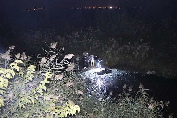 Korucuk Mahallesi’nde bulunan Çürüksu Deresi’nde dün saat 20.00 sıralarında yarı çıplak bir ceset olduğunu fark eden vatandaşlar durumu polise bildirdi.