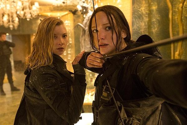 Jennifer Lawrence'ın başrolde Katniss Everdeen karakterini canlandırdığı seride, Francis Lawrence "Ateşi Yakalamak", "Alaycı Kuş Bölüm 1" ve "Alaycı Kuş Bölüm 2" filmlerini yönetti.