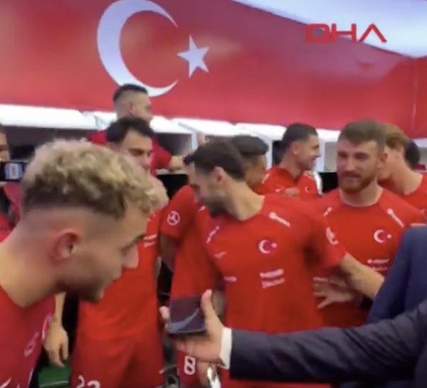 Maç sonrası horon teperek galibiyeti kutlayan futbolcularımız, maçın ardından telefonla Cumhurbaşkanı Erdoğan ile konuştu.
