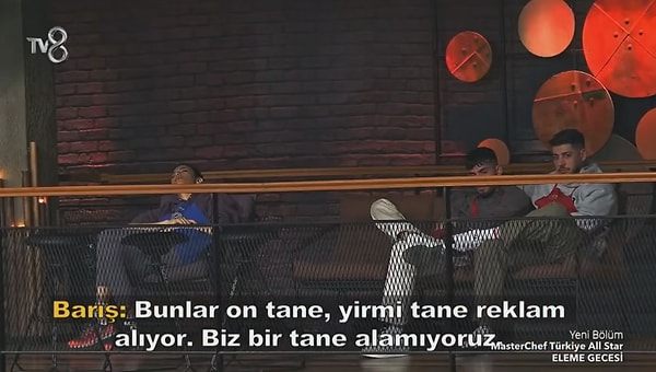 Yarışmada sık sık yakın arkadaş değiştiren ve bu konuda Eda'yla tartışmaya dahi giren Barış'ın Ayaz'la konuşurken "Bunlara 10-20 tane reklam geliyor bana hiç gelmiyor." demesi izleyicileri epey şaşırttı.