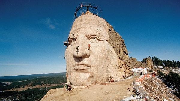 5. "ABD'nin Güney Dakota eyaletinde bulunan Crazy Horse anıtını 2002'de görmeye gitmiştim. Anıt 1948'den beri tamamlanamadı."