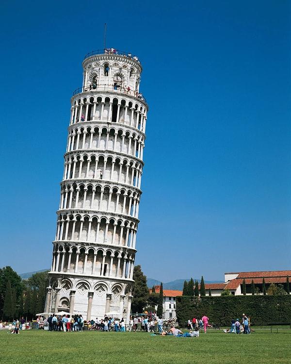 7. "Pisa Kulesi güzel ama etrafı ellerini havaya kaldırıp onu tutuyormuş gibi yapan turistlerle dolu. Bu sinir bozucu. Kulenin fotoğrafını bile çekemiyorsunuz."