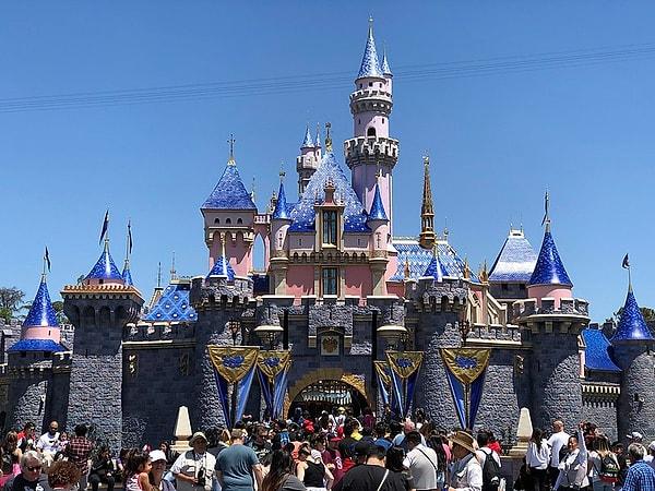 13. "Kaliforniya'daki Disneyland'a gittiğimde kaleyi aramaya gitmem gerektiğini hissettim. O kadar küçüktü ki."