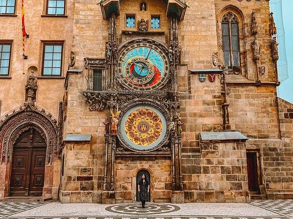 16. "Herkes Prag'taki  Astronomik Saat Kulesi'nin etrafında toplanıyor çünkü saatin üzerindeki heykelciklerin özel bir şey yapması gerekiyor. Ama yapmıyorlar. Çok iç karartıcı ve beklemeye değmez."