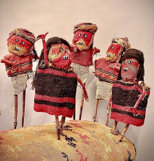 3. Peru'da bir mezarda bulunan ve geleneksel seremoni sahnelerini tasvir eden bir grup oyuncak bebek. (M.S 1400)