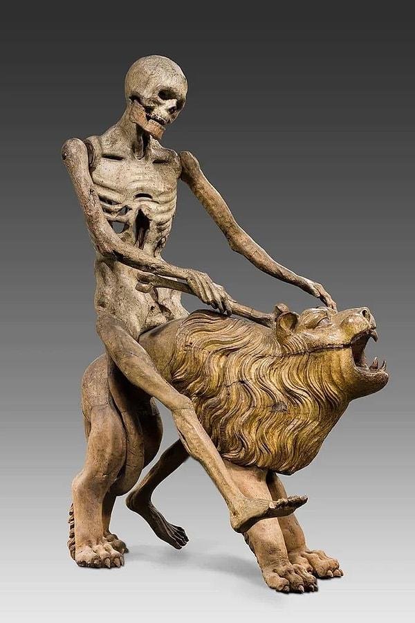 6. Aslan sırtına binmiş ölümün tasvir edildiği ahşap heykel. (M.S 1513)