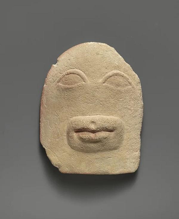 9. Kıbrıs'ta bulunan kireç taşından yapılmış göz ile ağzın tasvir edildiği adak kabartması. (M.Ö 2400)
