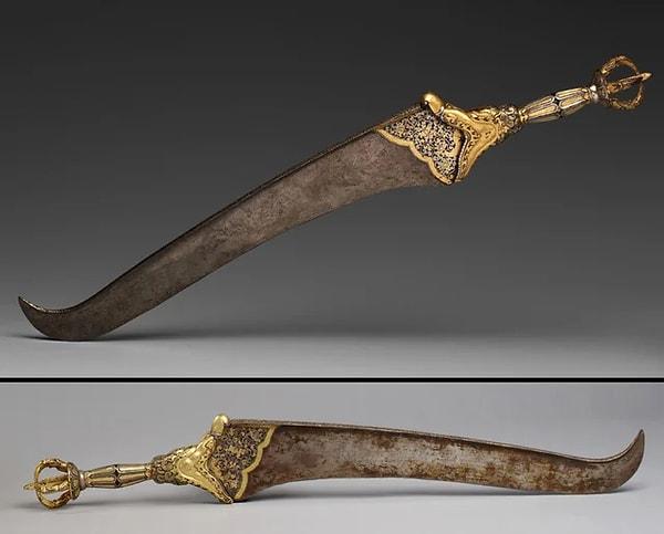 14. On beşinci yüzyılda Tibet'ten kalma yaldızlı vajra saplı ve makara kabzalı deri yüzen ritüel bıçağı.