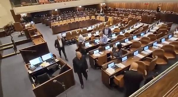 Saldırı sirenlerinin duyulmasının ardından, İsrail meclisi Knesset'teki milletvekilleri oturumu yarıda kesti.