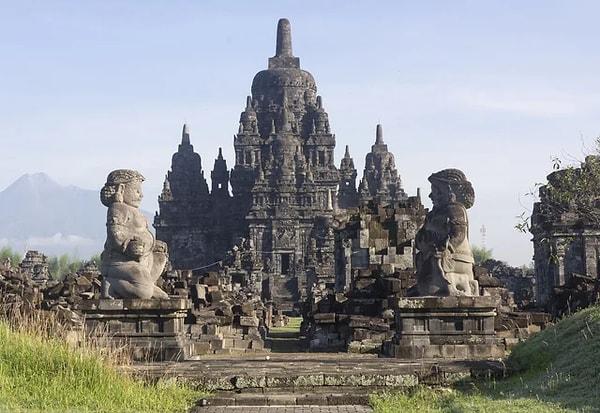 13. Endonezya'daki sekizinci yüzyıldan kalma Mahayana Budist tapınağı.