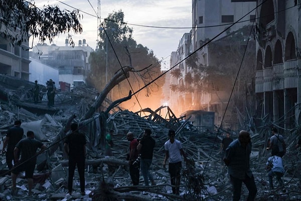 7 Ekim Cumartesi günü İsrail'e "Aksa Tufanı" operasyonunu başlattıklarını duyuran Hamas'ın silahlı kanadı el-Kassam Tugayları saldırılara devam ediyor.