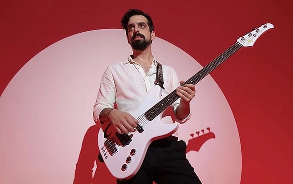 Yüzyüzeyken Konuşuruz grubunun bas gitaristi Can Tunaboylu'nun adı şu günlerde şiddet haberleriyle anılıyor.