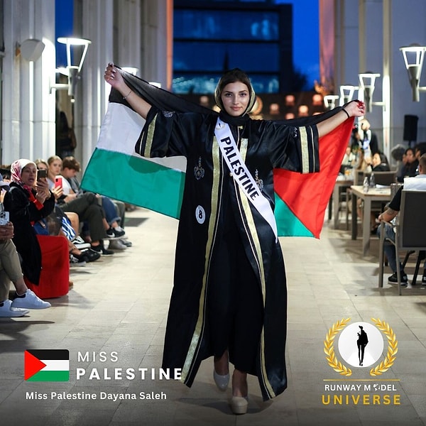 Filistin adına yarışan güzel Dayana Saleh ise podyumda yürüdüğü sırada Filistin bayrağı açtı.
