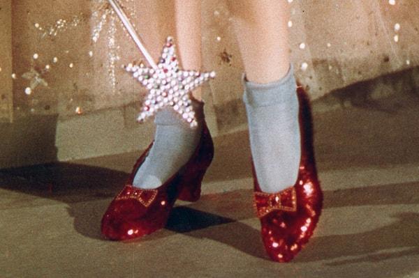Filmde Dorothy'nin giydiği kırmızı yakut pabuçları unutmak ise imkansız. Hepimiz hayallerini süsleyen bir ayakkabıydı...