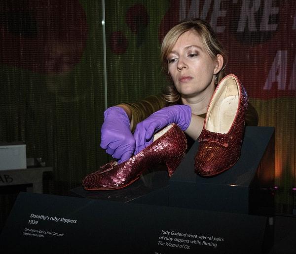 2005 yılında bir çekiçle müzeye girerek Judy Garland'ın filmde giydiği meşhur ayakkabıları çaldığını söyledi.