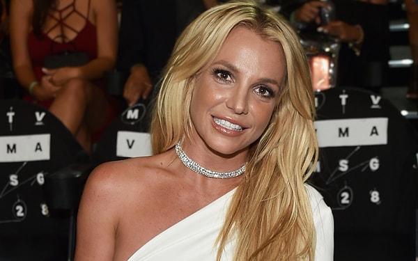 Britney alkolü abartmadıklarını, 'daha canlı ve eğlenceli' hissetmek için içtiklerini söyledi.