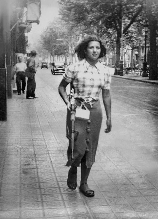 2. İspanyol iç savaşı sırasında genç bir Cumhuriyetçi kadın Barselona'nın bir sokağında elinde silahla yürüyorken. (Haziran 1936)
