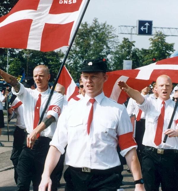 7. Danimarka Nasyonal Sosyalist Hareketi üyeleri bir gösteride yürüyüş yaparken. (1990)