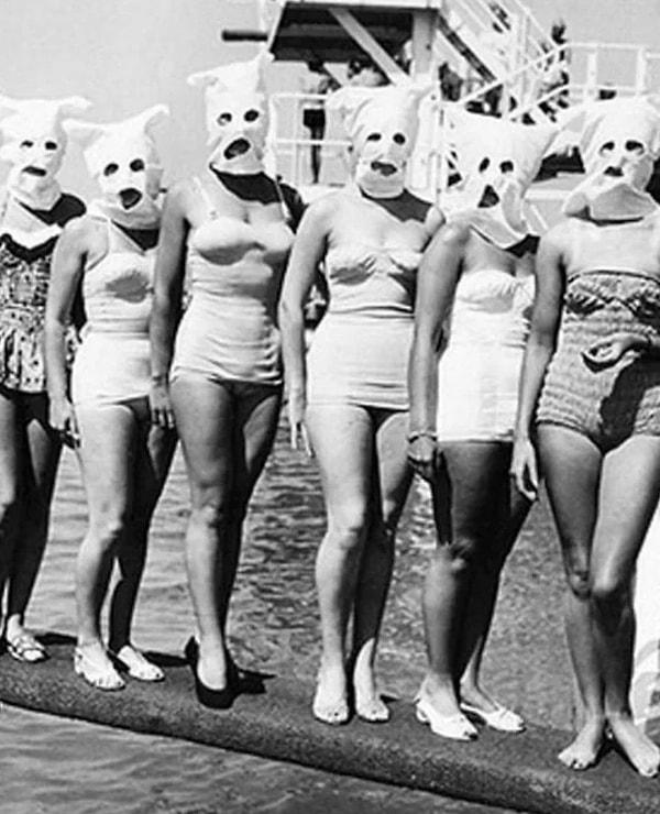 13. Sadece bacakları değerlendirilsin diye başlarına poşet geçiren Güzel Bacaklar yarışmacıları. (1930)