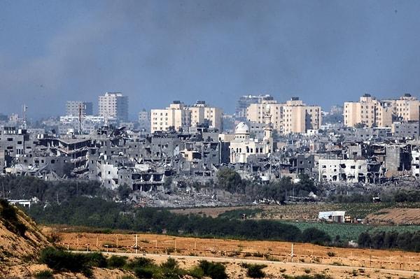 Hamas'ın 7 Ekim'deki saldırılarına karşılık veren İsrail, geçtiğimiz günlerde Filistinli Müslümanların Mescid-i Aksa'ya girmesine engel olmuştu ve Cuma namazını kılmak için gelen Filistinlilere gaz bombası ve plastik mermilerle müdahale etmişti.