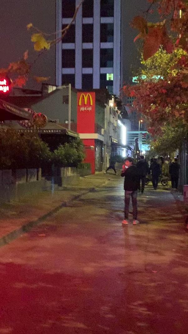 İstanbul'daki bir grup protestocu, Levent'teki bir McDonald’s şubesine saldırıda bulundu.