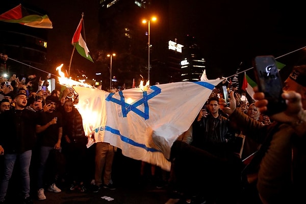 Dünya basınında İsrail'e tepki artarken ABD'de de Beyaz Saray önünde yüzlerce kişi toplandı.