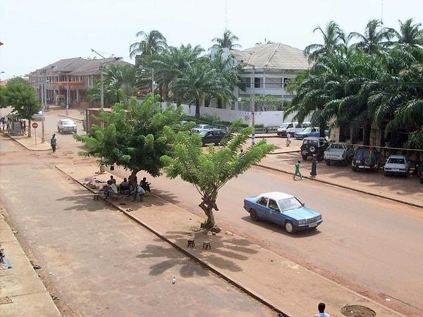 Batı Afrika ülkesi Gine-Bissau Cumhuriyeti, Atlas Okyanusu kıyısında ve dünyanın en yoksul ülkelerinden biri. Siyasi ve ekonomik istikrarsızlıklarla boğuşan ülke halkı aşırı yoksul.