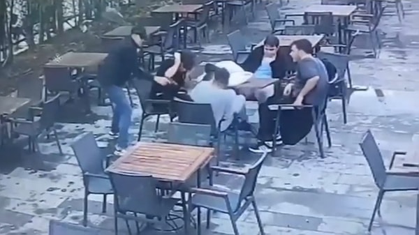 Akıllara durgunluk veren olay İstanbul'un Beyoğlu ilçesinde 1 Ekim Pazar günü saat 19.00'da meydana geldi. İddiaya göre, alacak-verecek meselesi nedeniyle Burak G. (19) ile Sami Yusuf Ö. arasında husumet oluştu. Burak G., husumetlisi Sami Yusuf Ö.’yü takibe aldı.