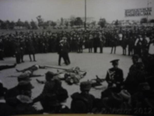 4. Nazi yanlısı Demir Muhafızlar gurubunun 9 üyesinin cesetleri, yargısız infazların ardından açıkça sergileniyorken çekilmiş bir fotoğraf.