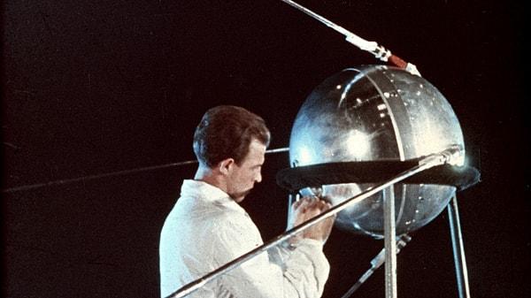 1. Hangi ülke, 1957 yılında Sputnik adlı uyduyu uzaya fırlatarak bir ilki başarmıştır?