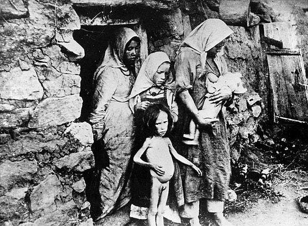 1920’lerin raporlarına göre kıtlık nedeniyle neredeyse 30 milyon Rus açlıktan ölme riskiyle karşı karşıya kalmış.